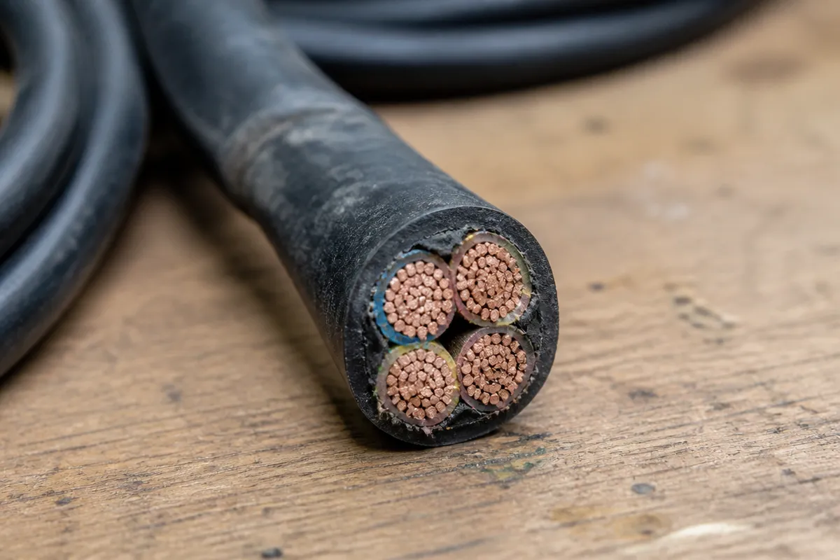 Cortes de cable de distinta sección sobre una superficie de trabajo