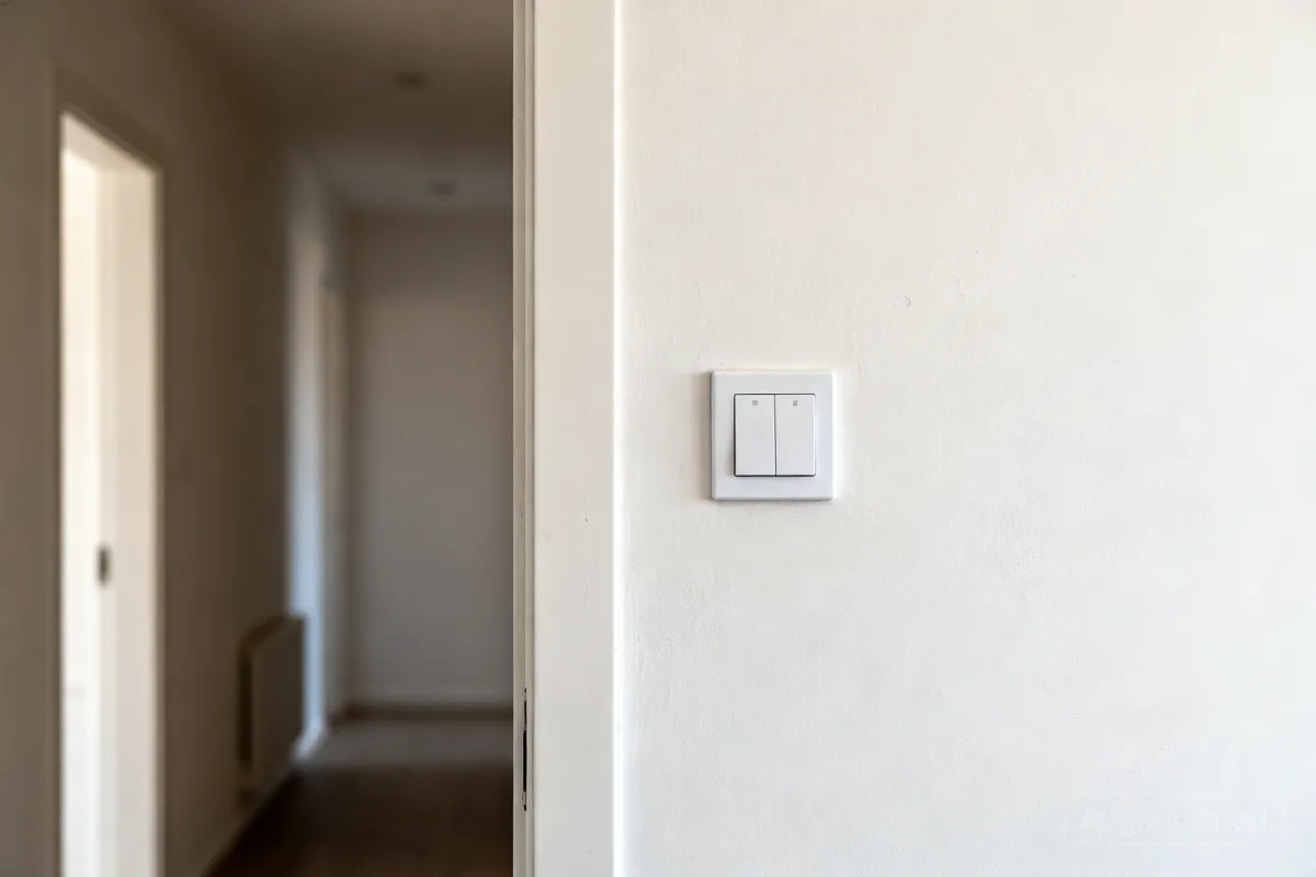 Interruptor inteligente empotrado en pared blanca