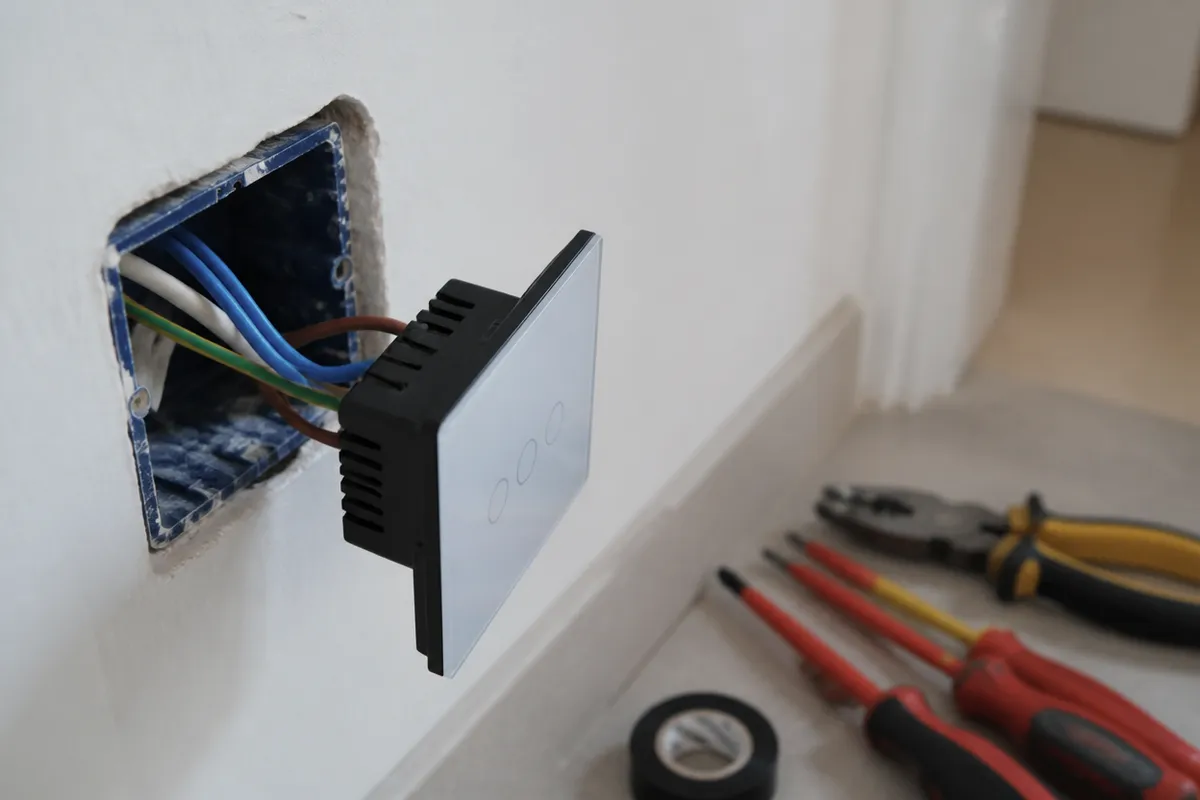 Caja de mecanismos abierta en un pasillo durante una reforma