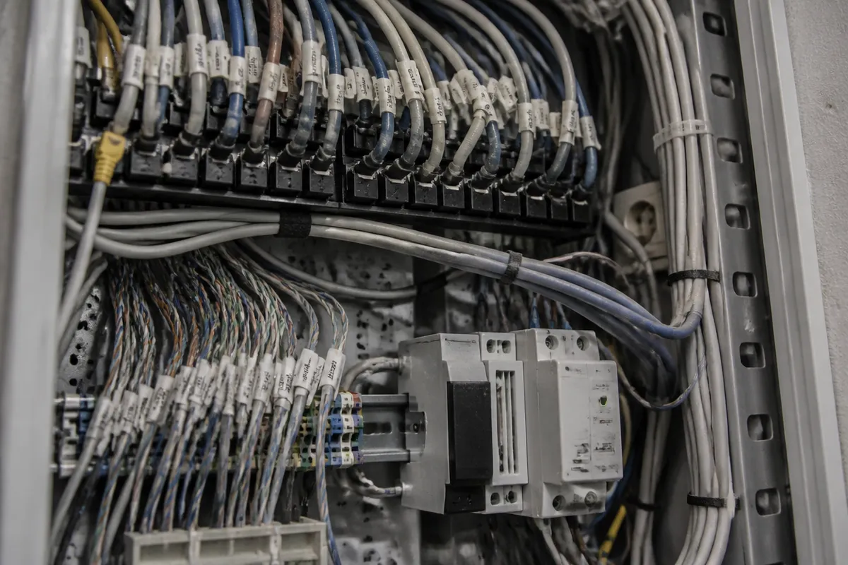Armario de comunicaciones con bus de control y cableado ordenado